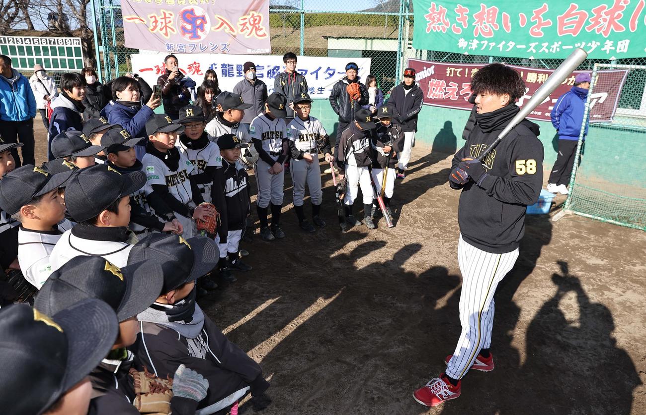 前川は球児にアドバイスをする（撮影・上田博志）