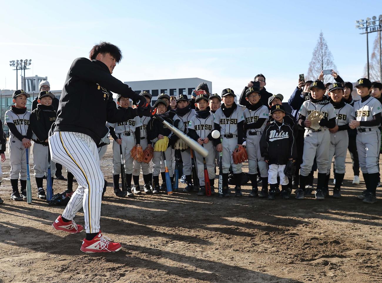 球児に打撃の手本を見せる前川（撮影・上田博志）