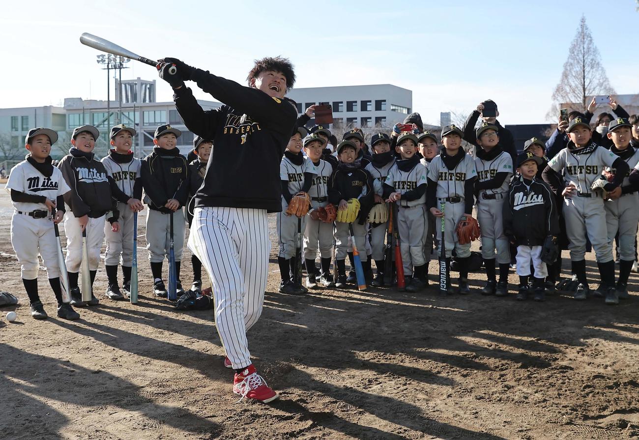 球児に打撃の手本を見せる前川（撮影・上田博志）