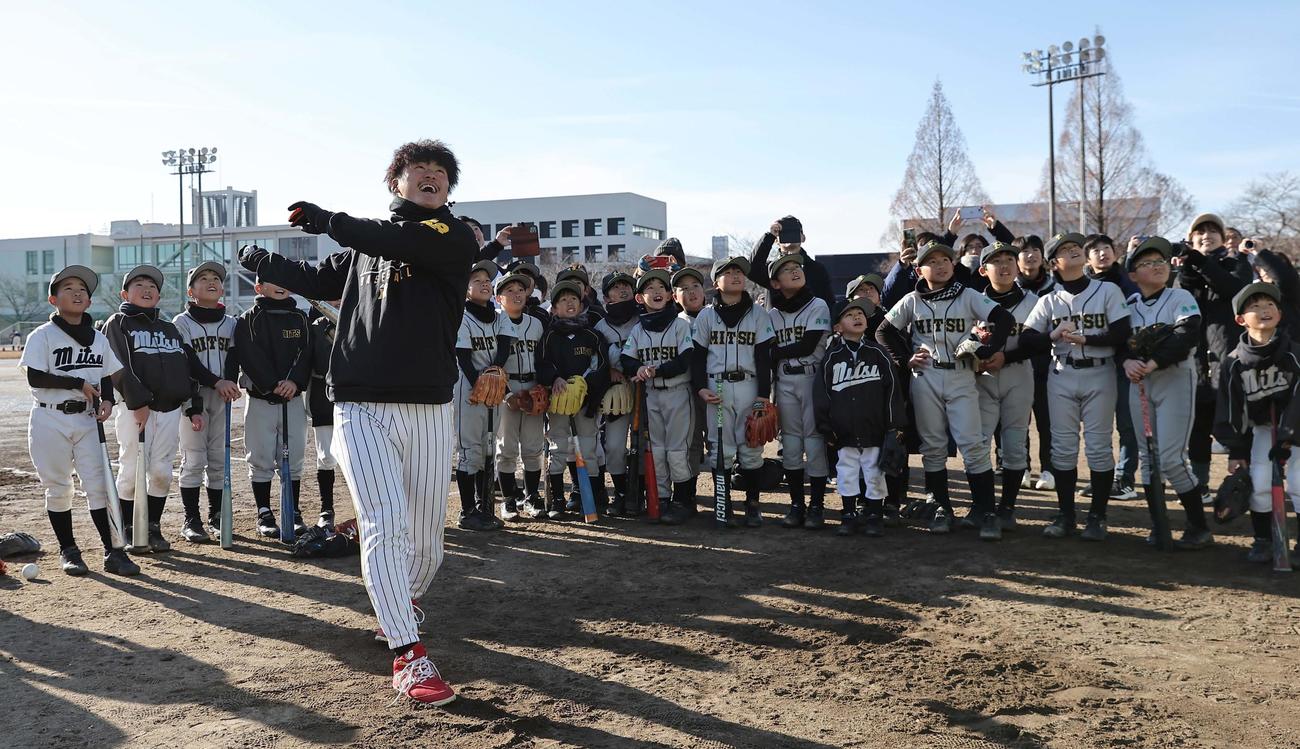 球児に打撃の手本を見せる前川（撮影・上田博志）