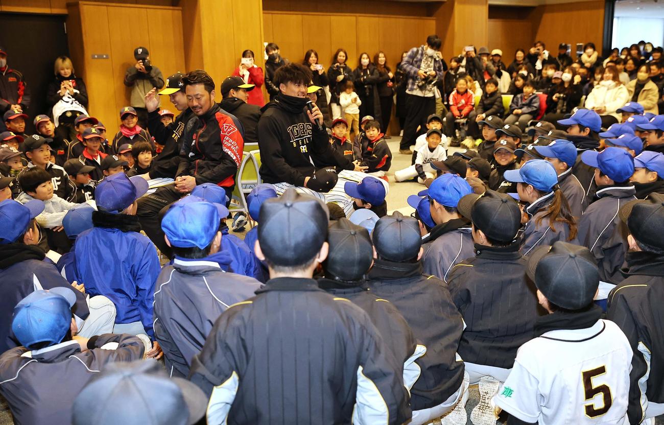 球児の質問に丁寧に答える前川（撮影・上田博志）