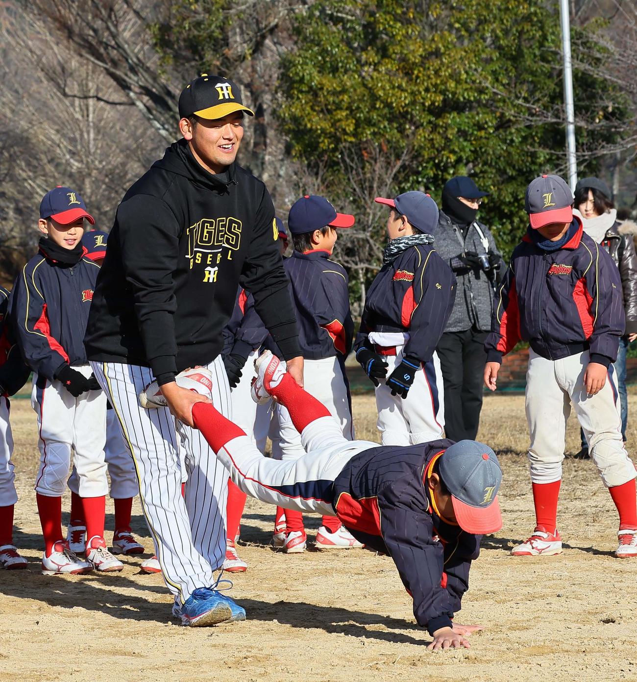球児にトレーニングの指導をする岡留（撮影・上田博志）