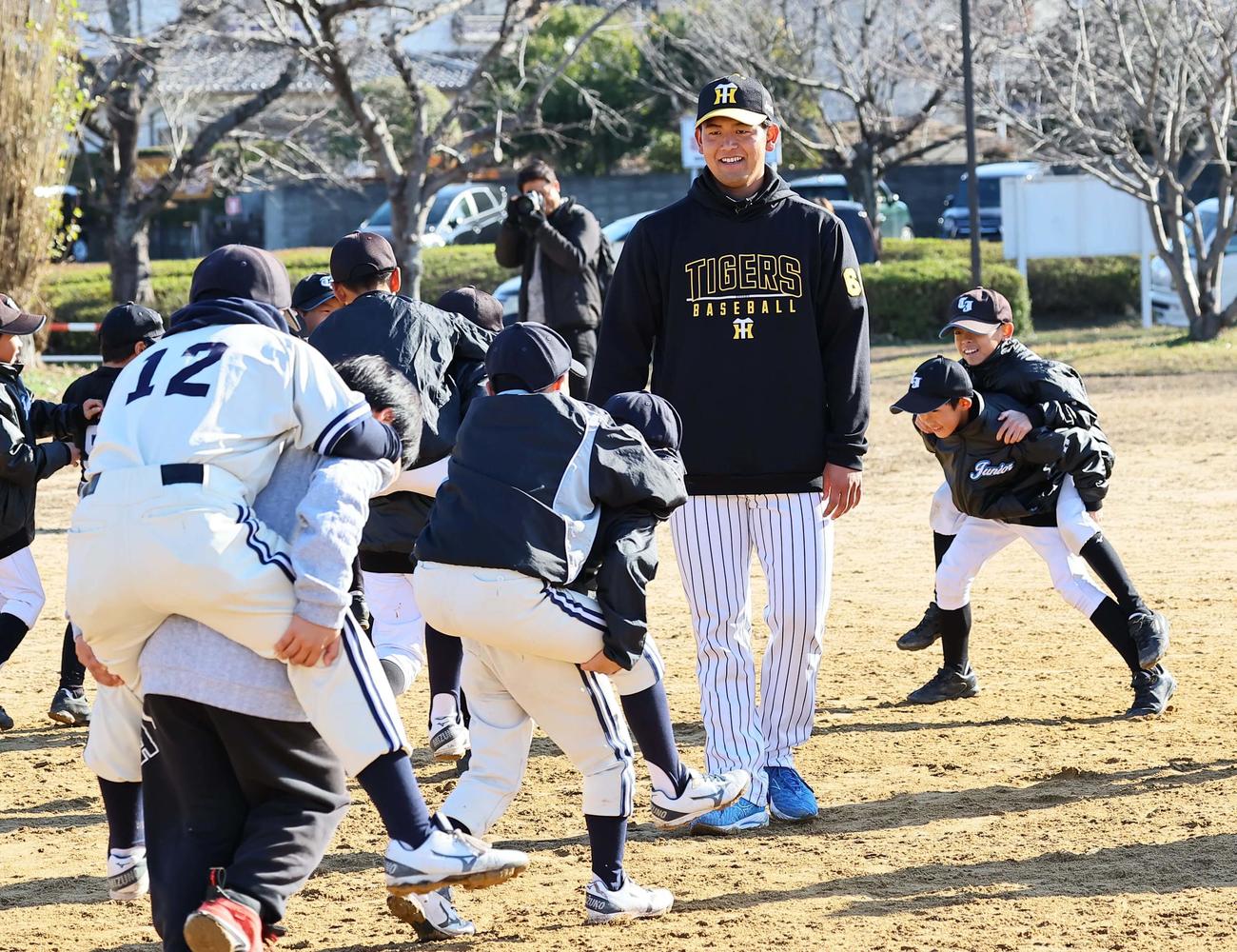 球児にトレーニングの指導をする岡留（撮影・上田博志）