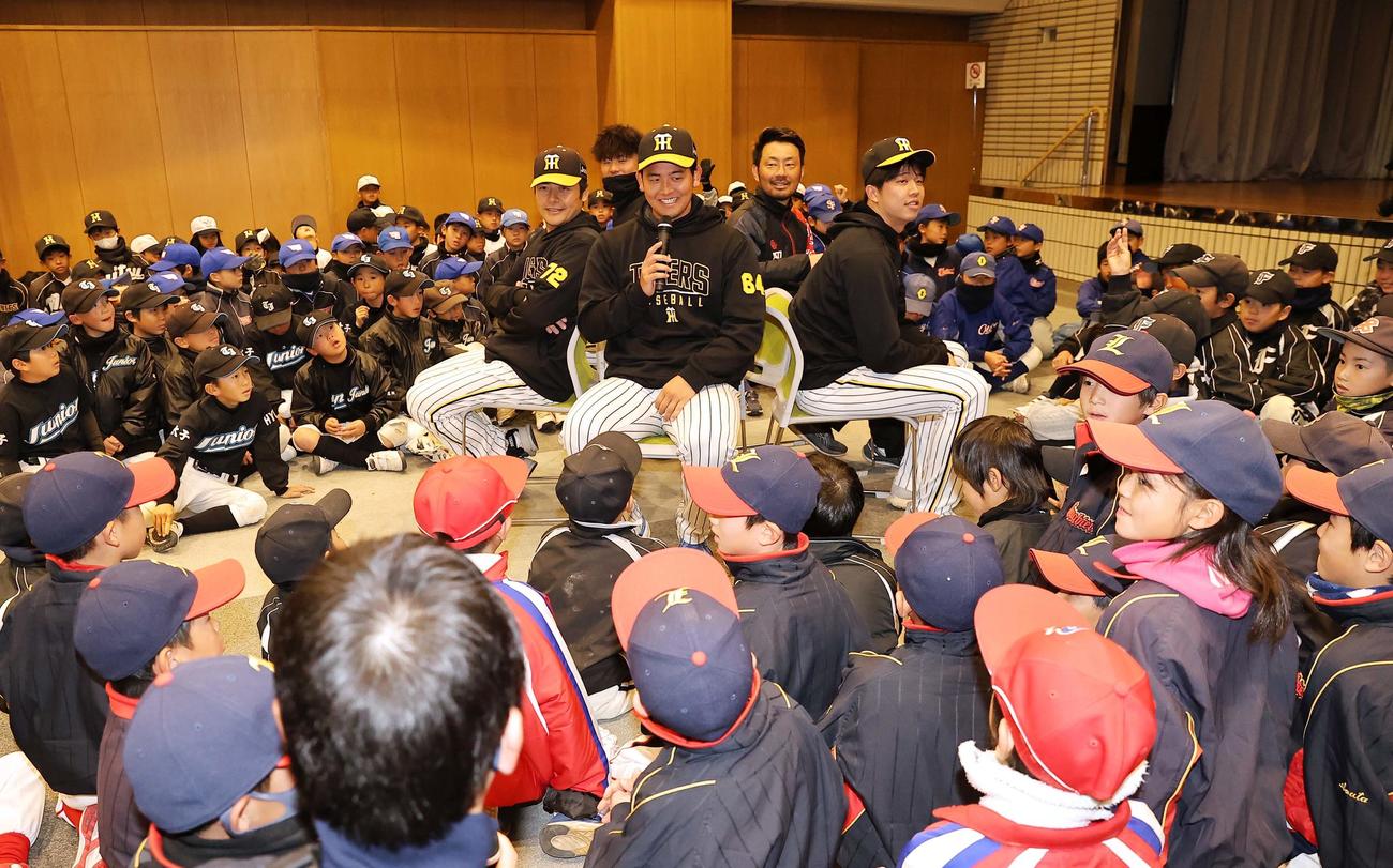球児の質問に丁寧に答える岡留（撮影・上田博志）