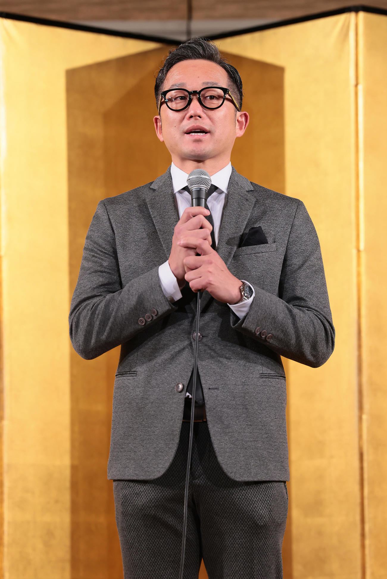 祝賀会の壇上であいさつする青学大OBのヤクルト石川（撮影・足立雅史）