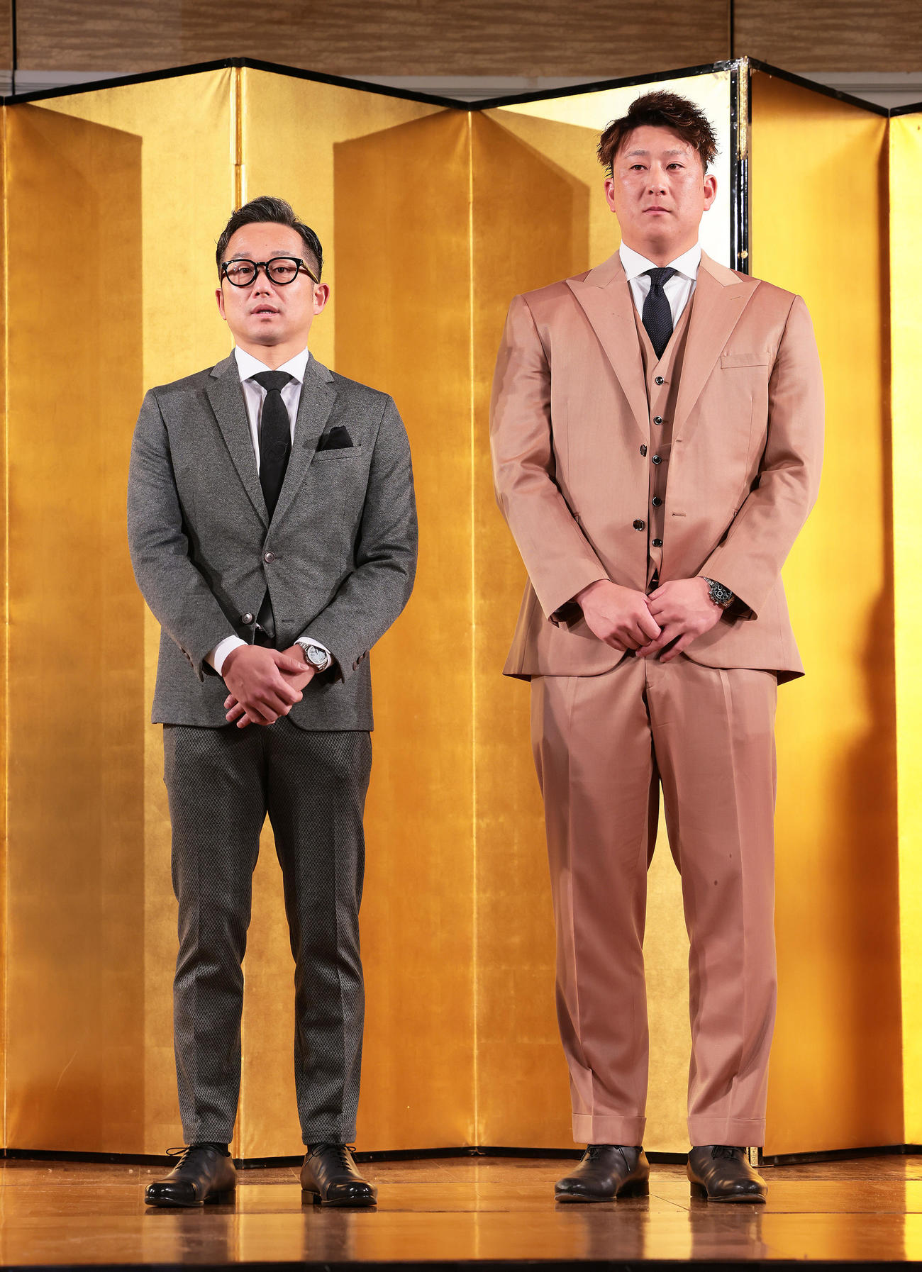 青学大祝賀会に登壇したOBのヤクルト石川（左）とオリックス杉本（撮影・足立雅史）