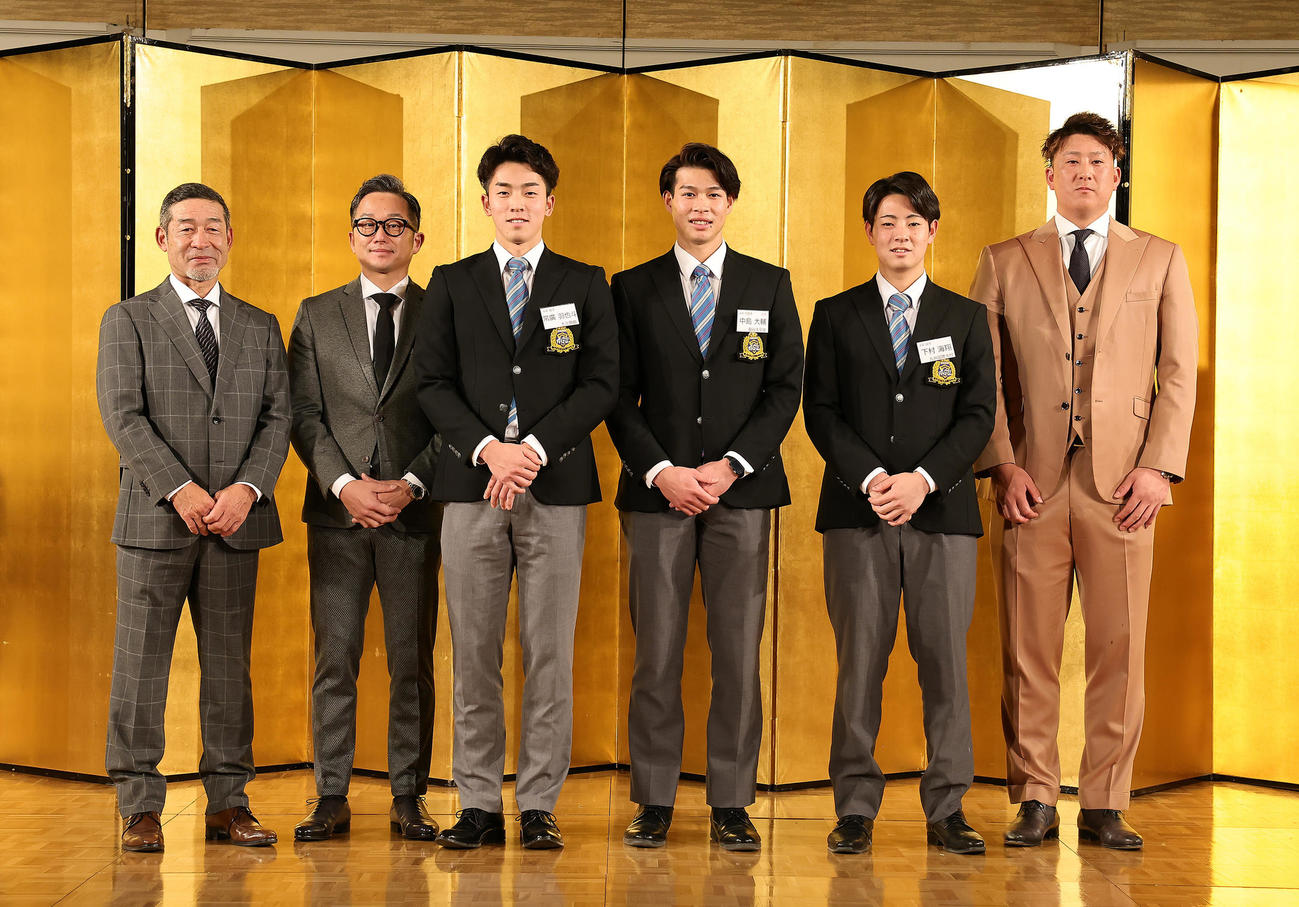 催祝賀会で記念撮影する、左からソフトバンク奈良原コーチ、ヤクルト石川、広島ドラフト1位常広、楽天ドラフト6位中島、阪神ドラフト1位下村、オリックス杉本（撮影・足立雅史）