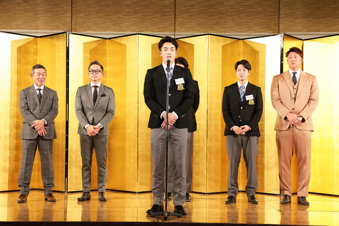 祝賀会でOBのヤクルト石川（左から2人目）、オリックス杉本（右端）らの前であいさつする広島ドラフト1位常広（中央）（撮影・足立雅史）