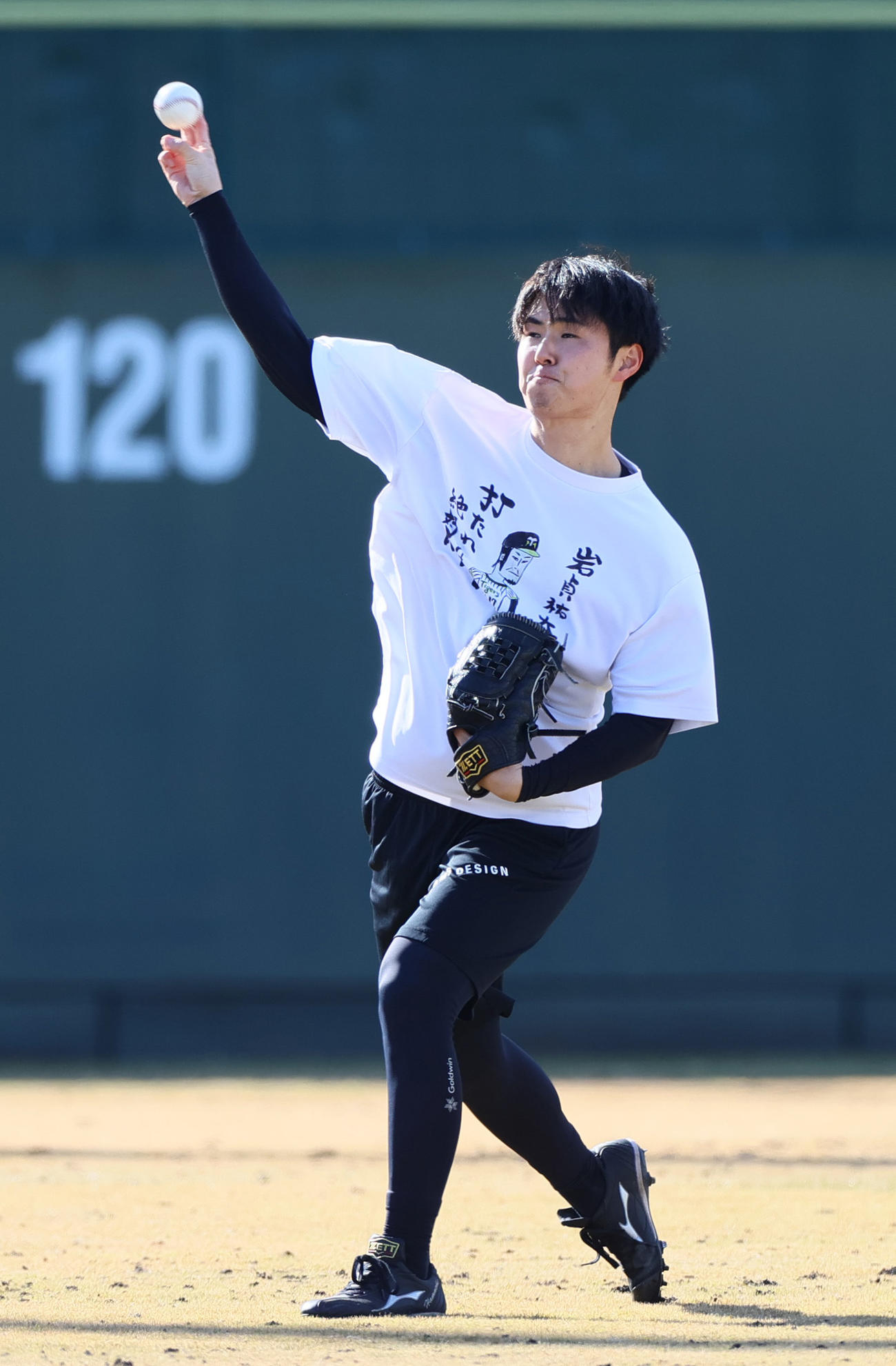 22日、鳴尾浜でキャッチボールする阪神浜地