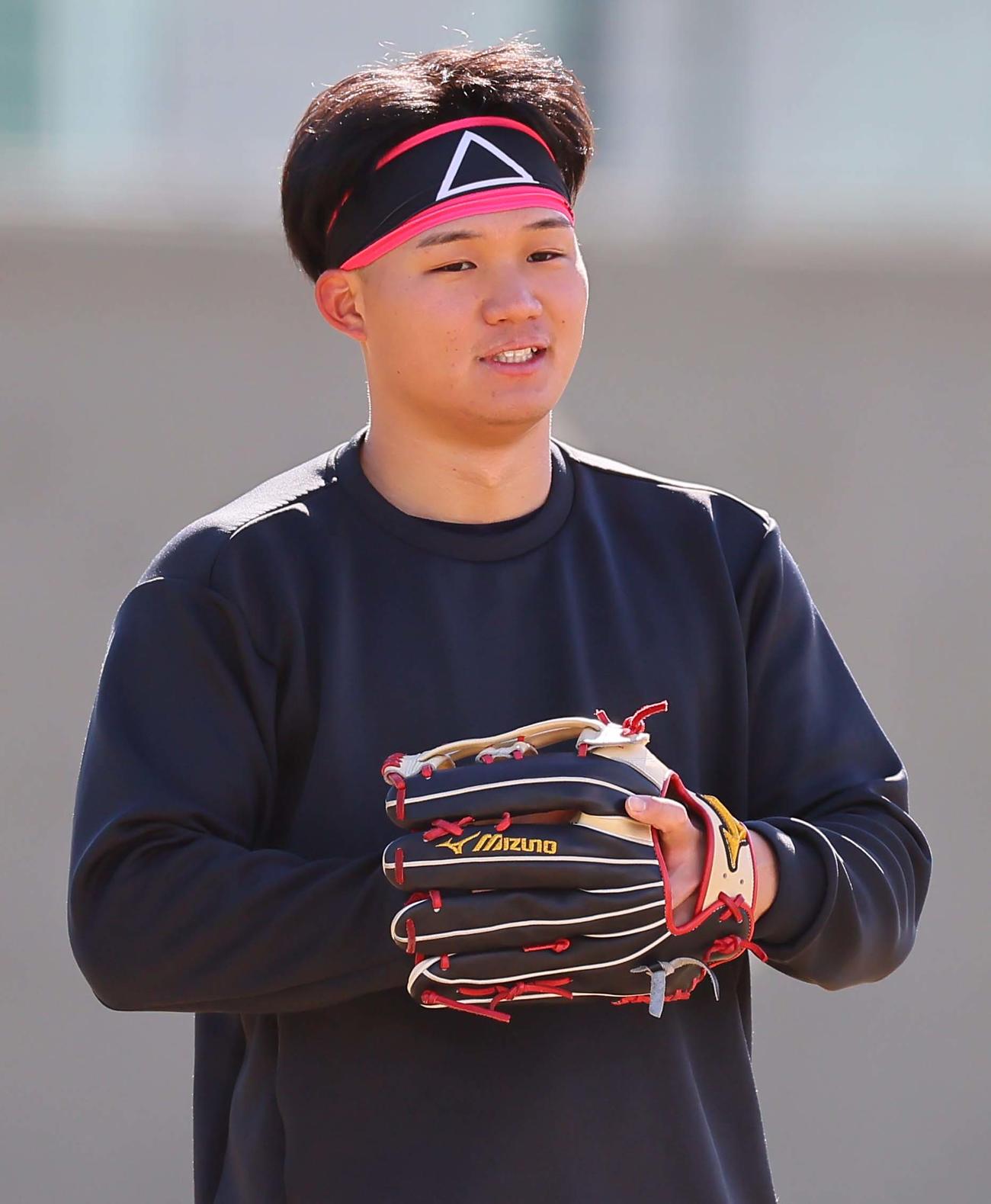 21日、鳴尾浜で三角マークのついたヘアバンドをしてトレーニングする森下