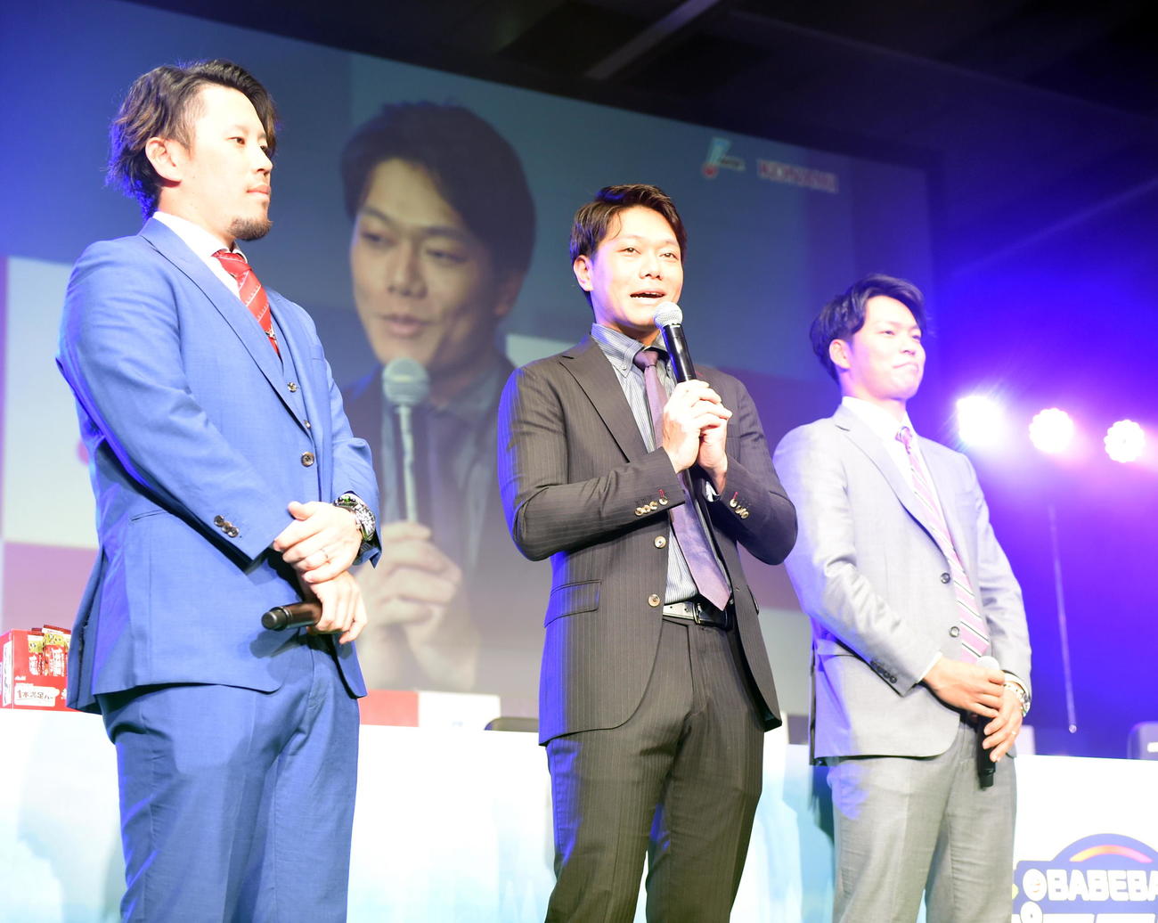 eBASEBALLプロスピAリーグのイベントに参加した楽天田中和（中央）。左はロッテ西村、右は中日石垣（撮影・山田愛斗）