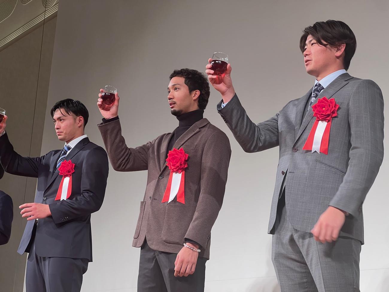 タイトル獲得の祝賀会で乾杯するオリックス宗（中央）。左は横浜隼人の後輩オリックス佐藤、右は西武青山（撮影・金子真仁）