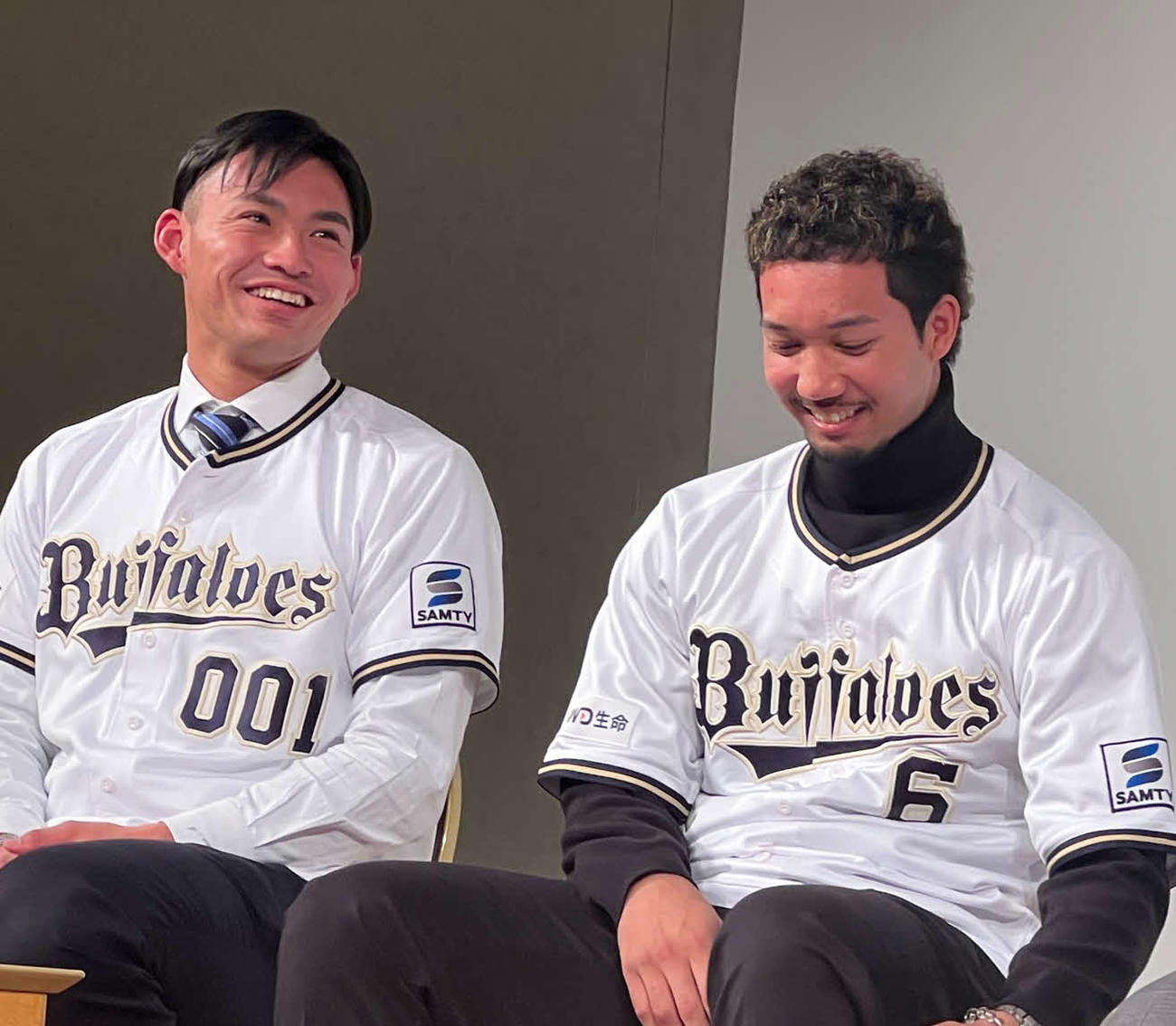 タイトル受賞祝賀会に出席したオリックス宗（中央）。左は横浜隼人の後輩でもあるオリックス佐藤（撮影・金子真仁）