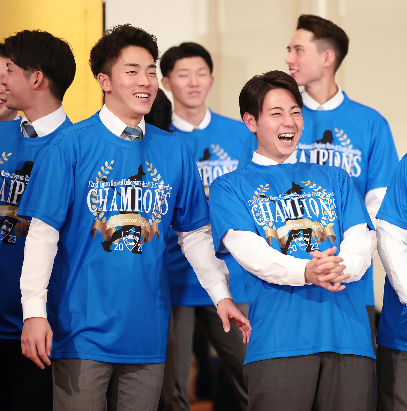 祝賀会でリラックスした表情を見せる広島ドラフト1位常広（左）と阪神ドラフト1位下村（撮影・足立雅史）