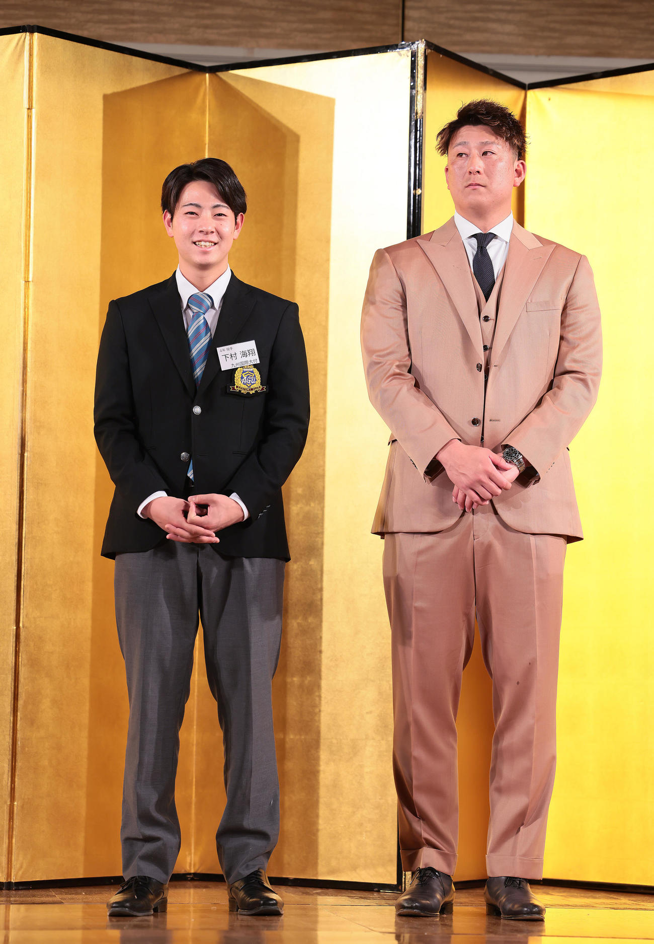 祝賀会の舞台上で笑顔を見せる阪神ドラフト1位下村（左）。右はオリックス杉本（撮影・足立雅史）