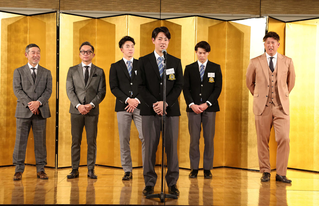 青学大の祝賀会でOBのヤクルト石川（左から2人目）、オリックス杉本（右端）らの前であいさつする阪神ドラフト1位下村（左から4人目）（撮影・足立雅史）