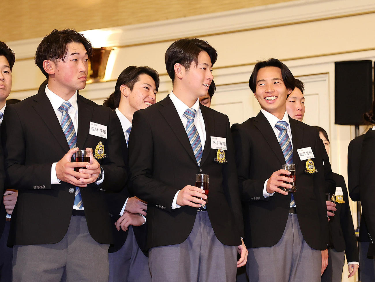 祝賀会で乾杯する阪神ドラフト1位下村（中央）（撮影・足立雅史）
