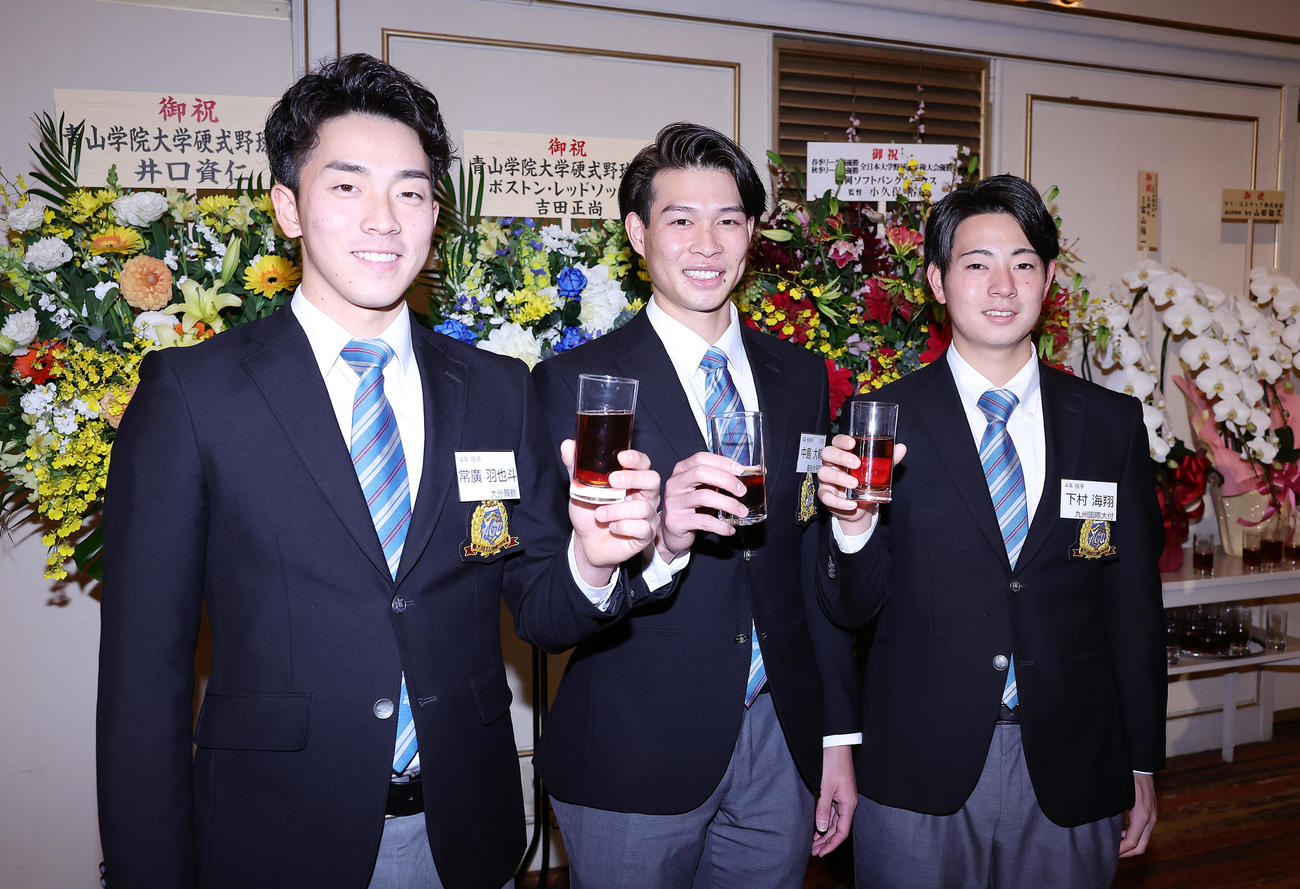 祝賀会で乾杯する、左から広島ドラフト1位常広、楽天ドラフト6位中島、阪神ドラフト1位下村（撮影・足立雅史）