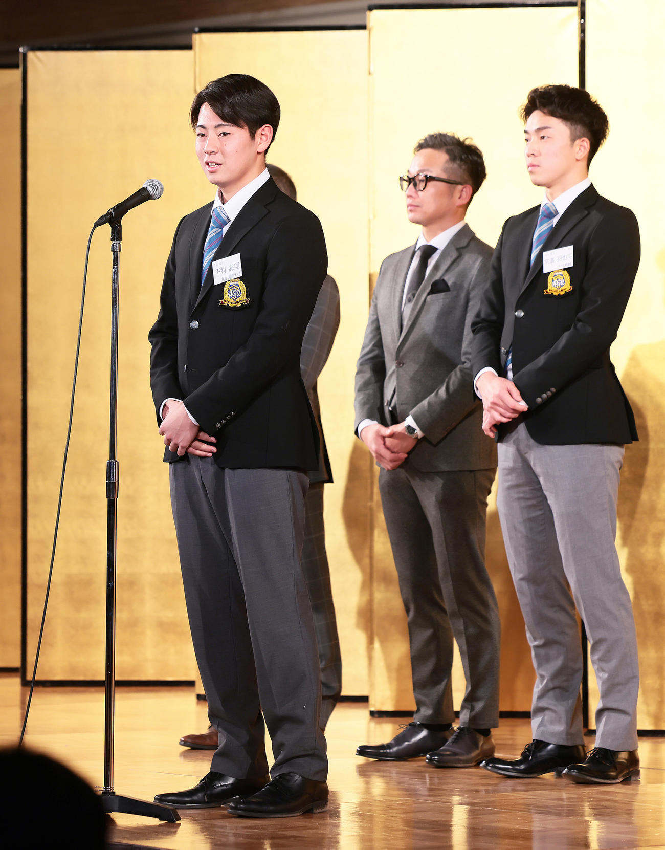 祝賀会でヤクルト石川（中央）らの前であいさつする阪神ドラフト1位下村（左）。右は広島ドラフト1位常広（撮影・足立雅史）