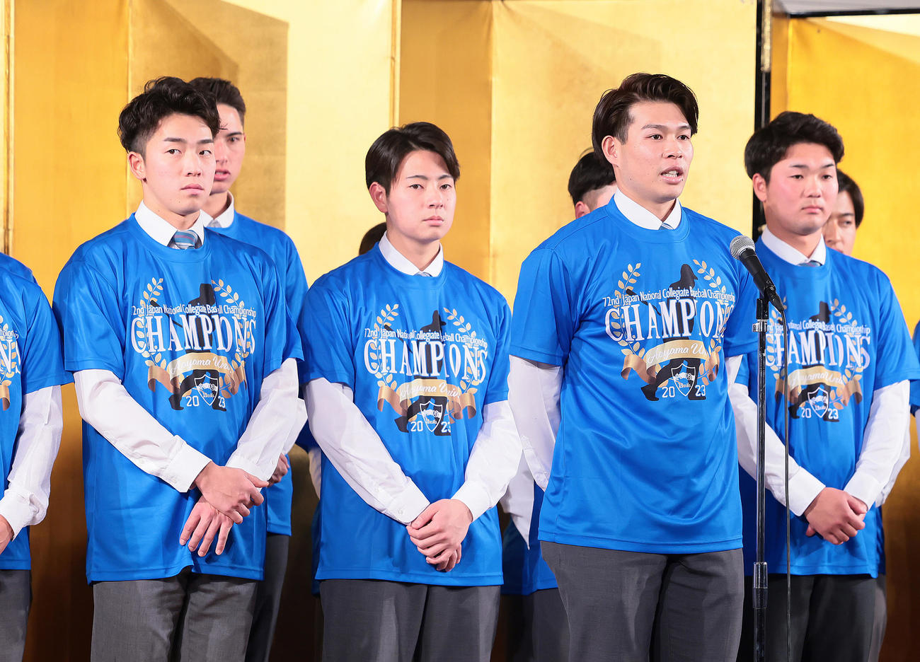 青学大祝賀会であいさつする楽天ドラフト6位中島、（右から2人目）。左から広島ドラフト1位常広、阪神ドラフト1位下村（撮影・足立雅史）
