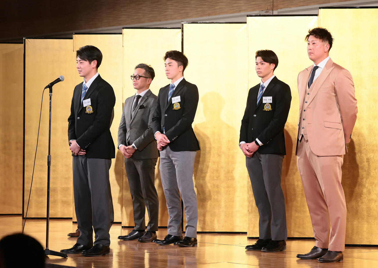 青学大祝賀会であいさつする阪神ドラフト1位下村（左端）。1人おいて左からヤクルト石川、広島ドラフト1位常広、楽天ドラフト6位中島、オリックス杉本（撮影・足立雅史）