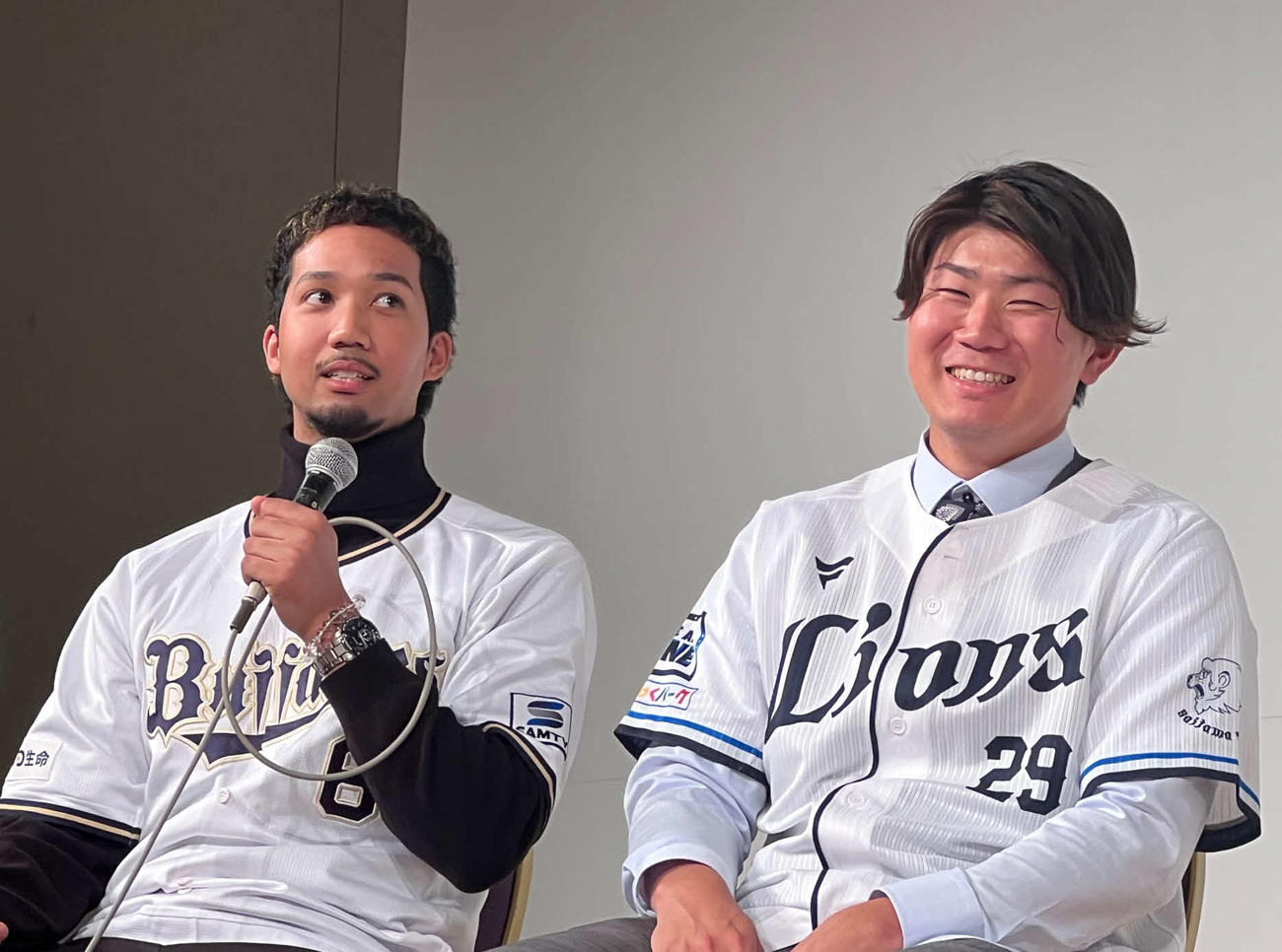トークショーで笑顔を見せるオリックス宗（左）と西武青山（撮影・金子真仁）