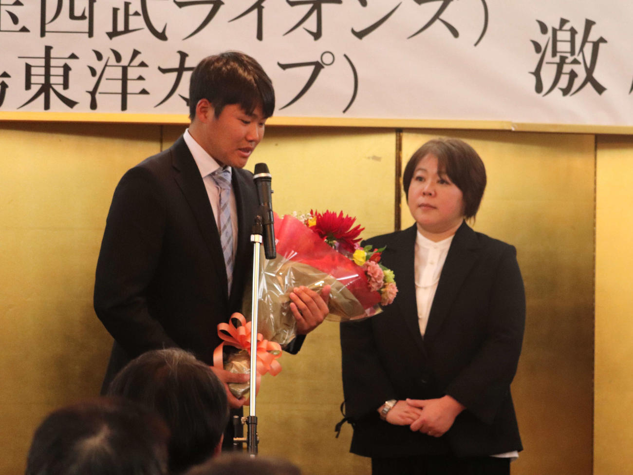 OBらも出席した自身の激励会に登場した、広島ドラフト2位の高太一と広島から駆けつけた母真美さん