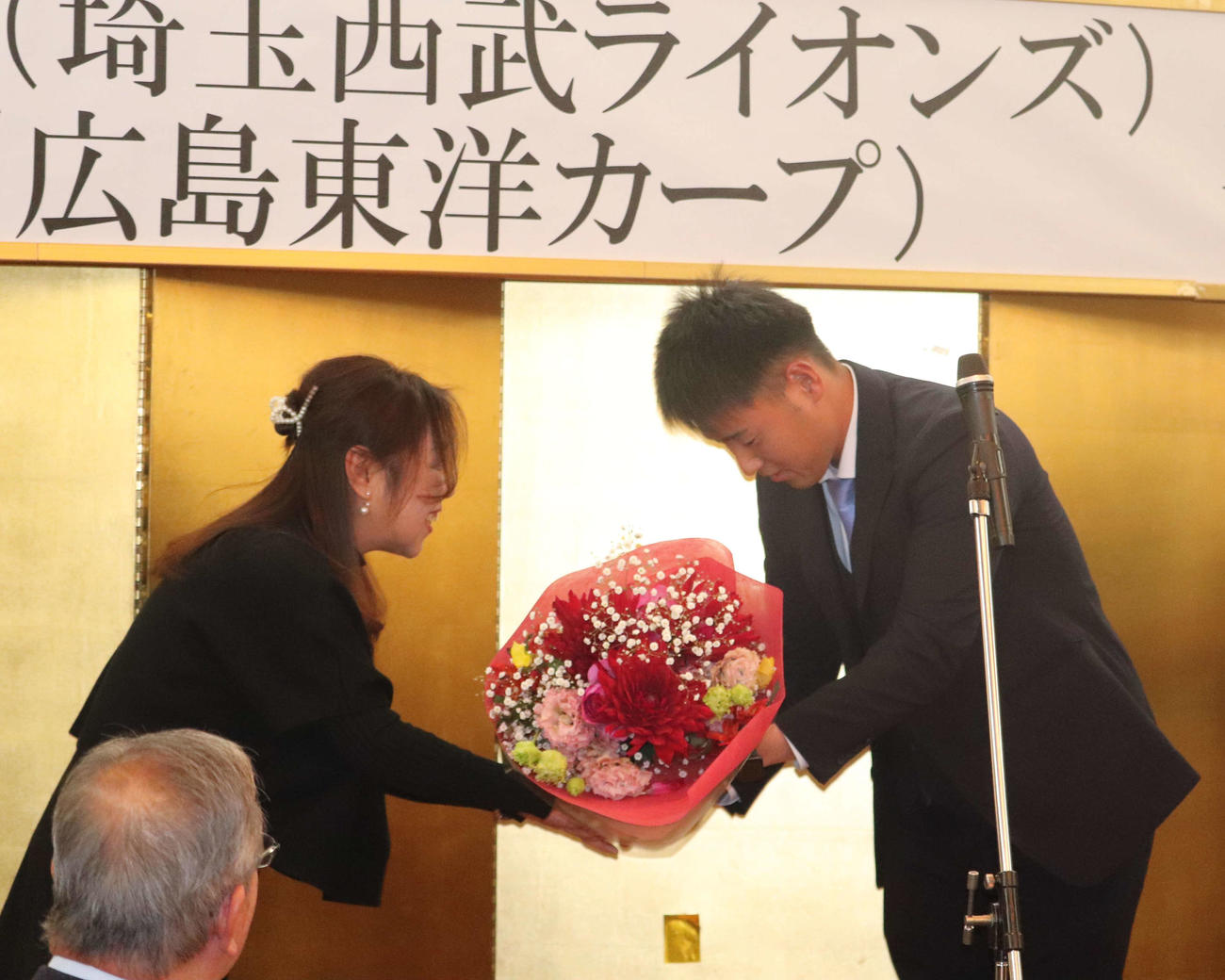 OBらも出席した自身の激励会に登場した、西武ドラフト2位の上田大河は母幸江さんへ花束を渡した