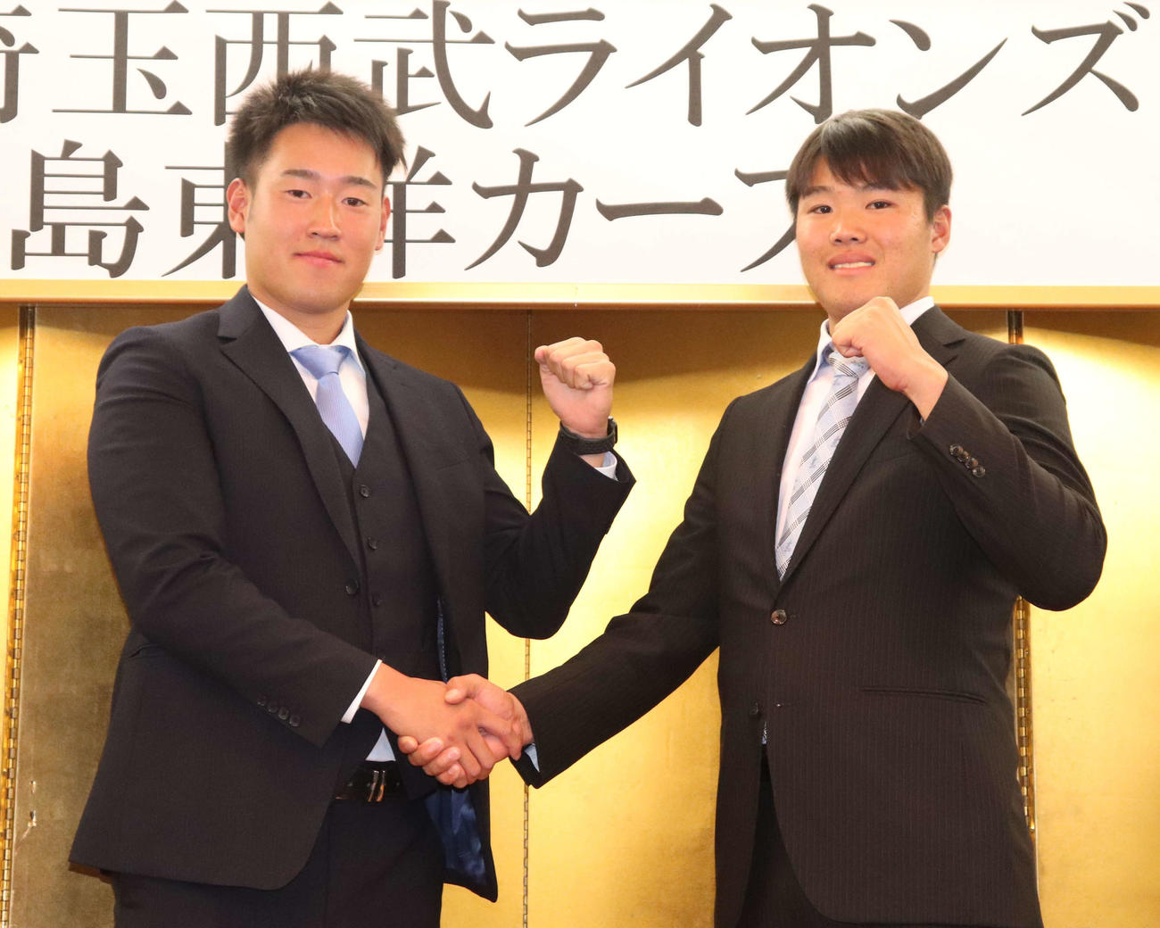 激励会に登場した、西武ドラ2の上田と広島ドラ2の高がガッツポーズを決めて、握手を交わした（撮影・中島麗）
