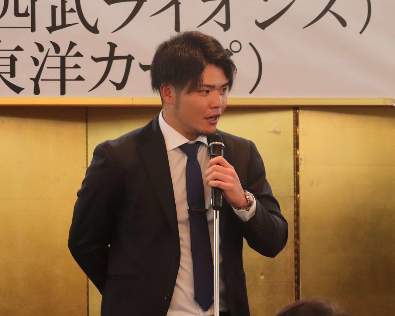 大商大・上田と高のプロ入り激励会に参加した、OBの阪神小野寺暖。壇上で育成契約を結んだ岡田へエールを送った（撮影・中島麗）