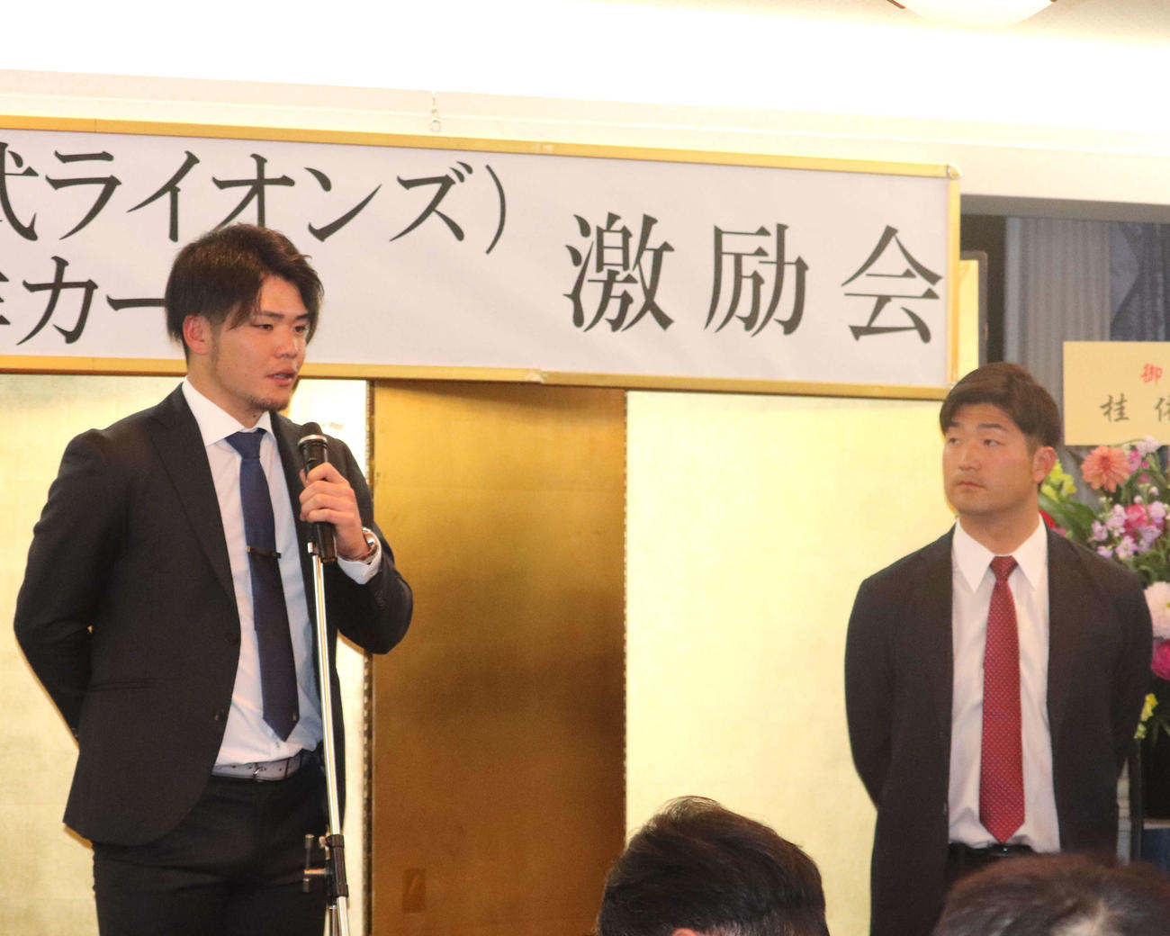 大商大・上田と高のプロ入り激励会に参加した、OBの阪神小野寺（左）と広島岡田。壇上で育成契約を結んだ岡田へエールを送った（撮影・中島麗）