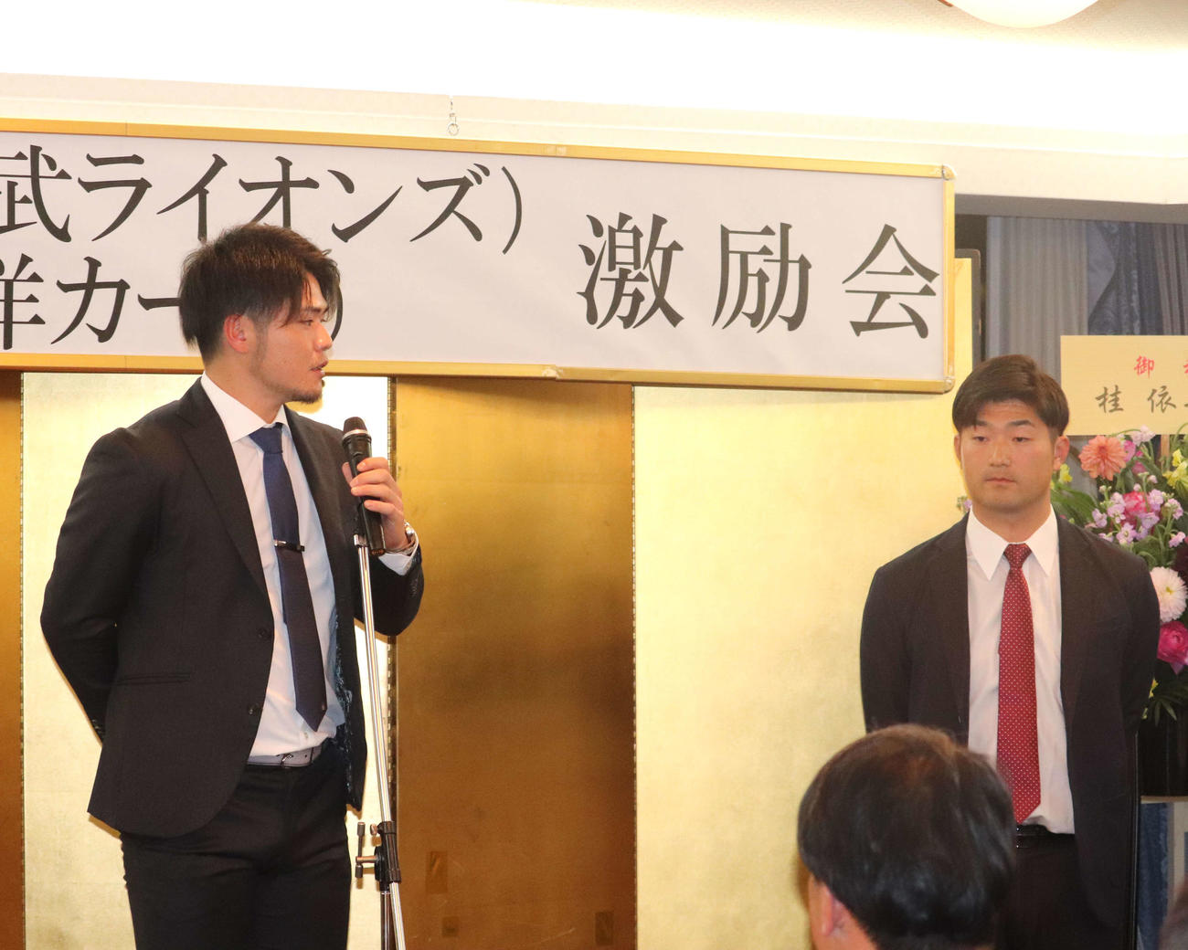 大商大・上田と高のプロ入り激励会に参加した、OBの阪神小野寺暖と広島岡田明丈。壇上で育成契約を結んだ岡田へエールを送った（撮影・中島麗）