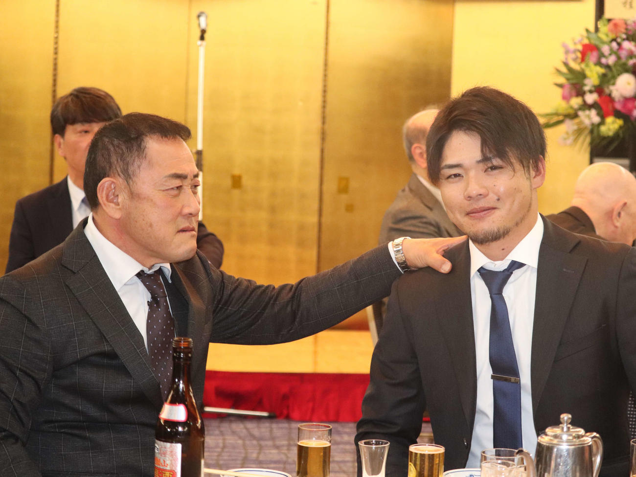 西武、広島に入団した大商大の上田と高のプロ入り激励会に出席する、富山陽一監督（左）とOBで阪神の小野寺暖（撮影・中島麗）