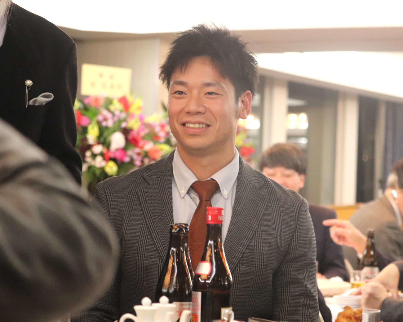 大商大の上田と高のプロ入り激励会に参加した、OBの巨人近藤大亮（撮影・中島麗）