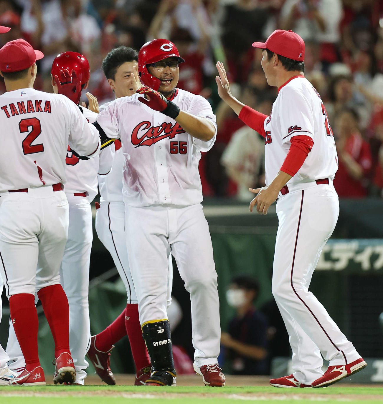 8月4日の巨人戦でサヨナラ打を放ち、新井監督（右）らと喜ぶ松山（撮影・宮地輝）