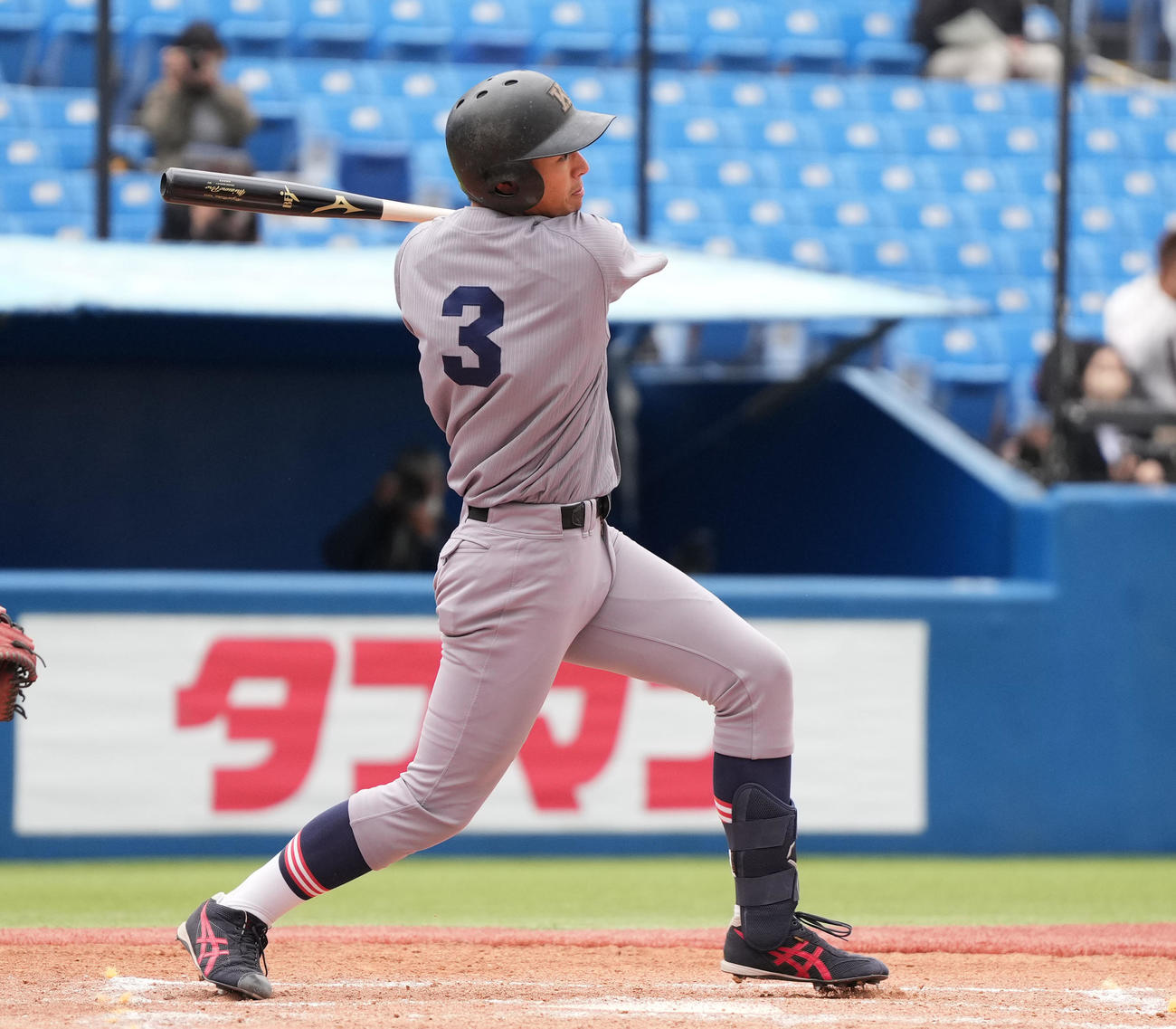 明大対慶大　5回裏慶大2死、二ゴロに打ち取られる代打慶大・清原（2023年4月25日撮影）