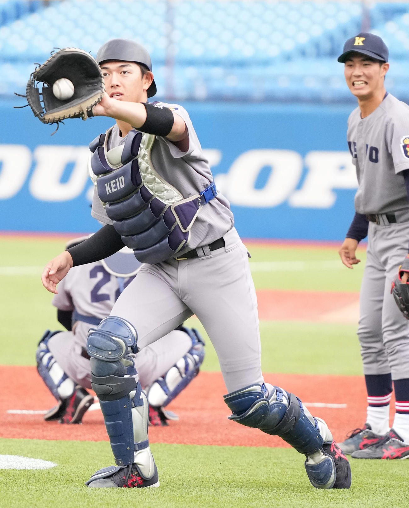 明大対慶大　8回表、ブルペン捕手を務める慶大・清原（2023年4月25日撮影）
