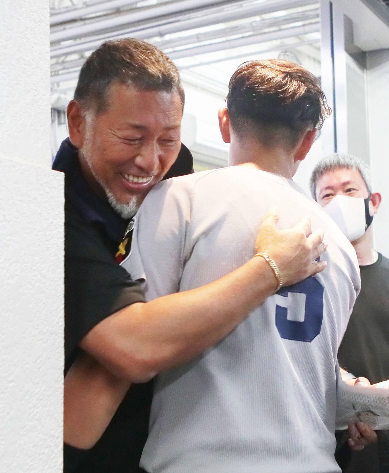 早大対慶大　試合後、慶大・清原正吾（右）を笑顔で抱きしめる清原和博氏（2022年6月2日撮影）