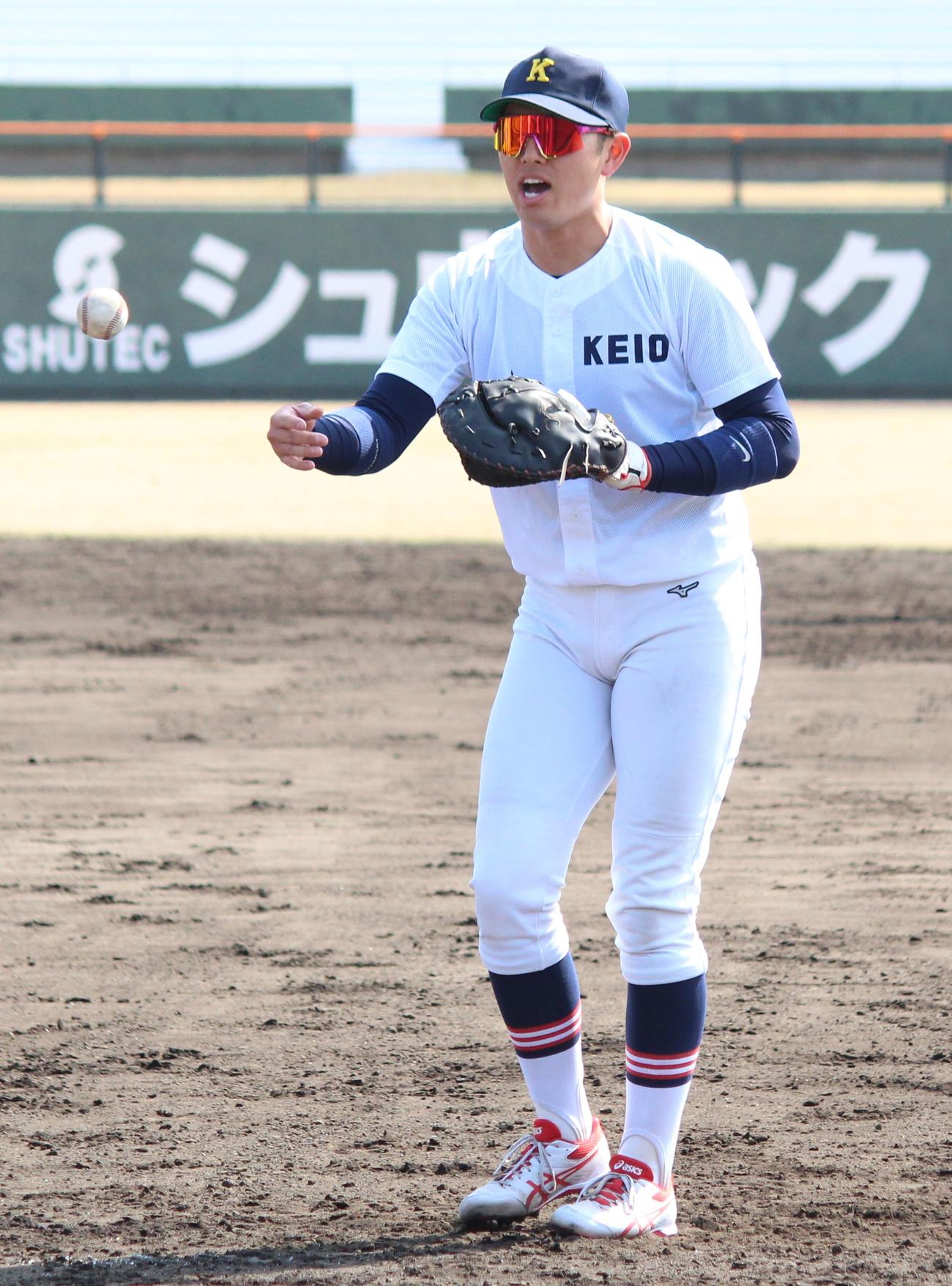慶大対亜大　シートノックで一塁に入った慶大・清原（2023年2月25日撮影）