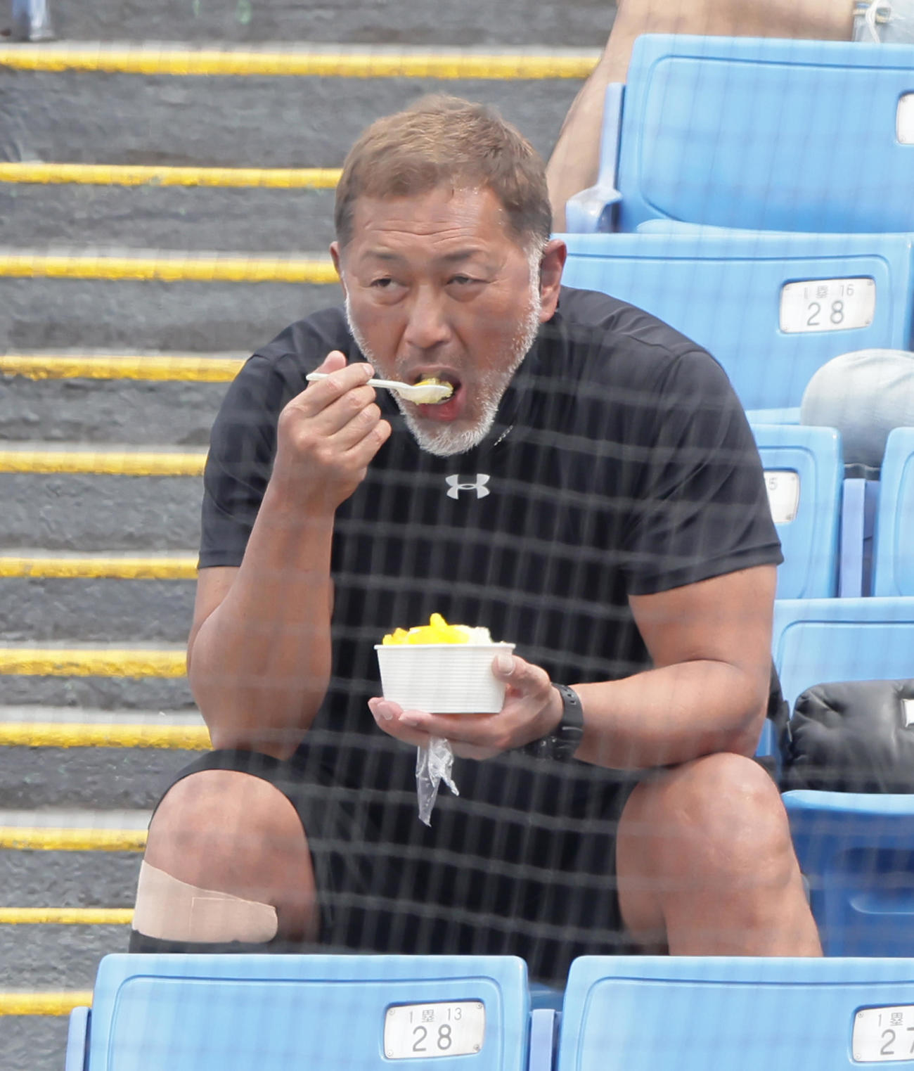 東大対慶大　スタンドでかき氷を食べる清原氏（2021年6月2日撮影）