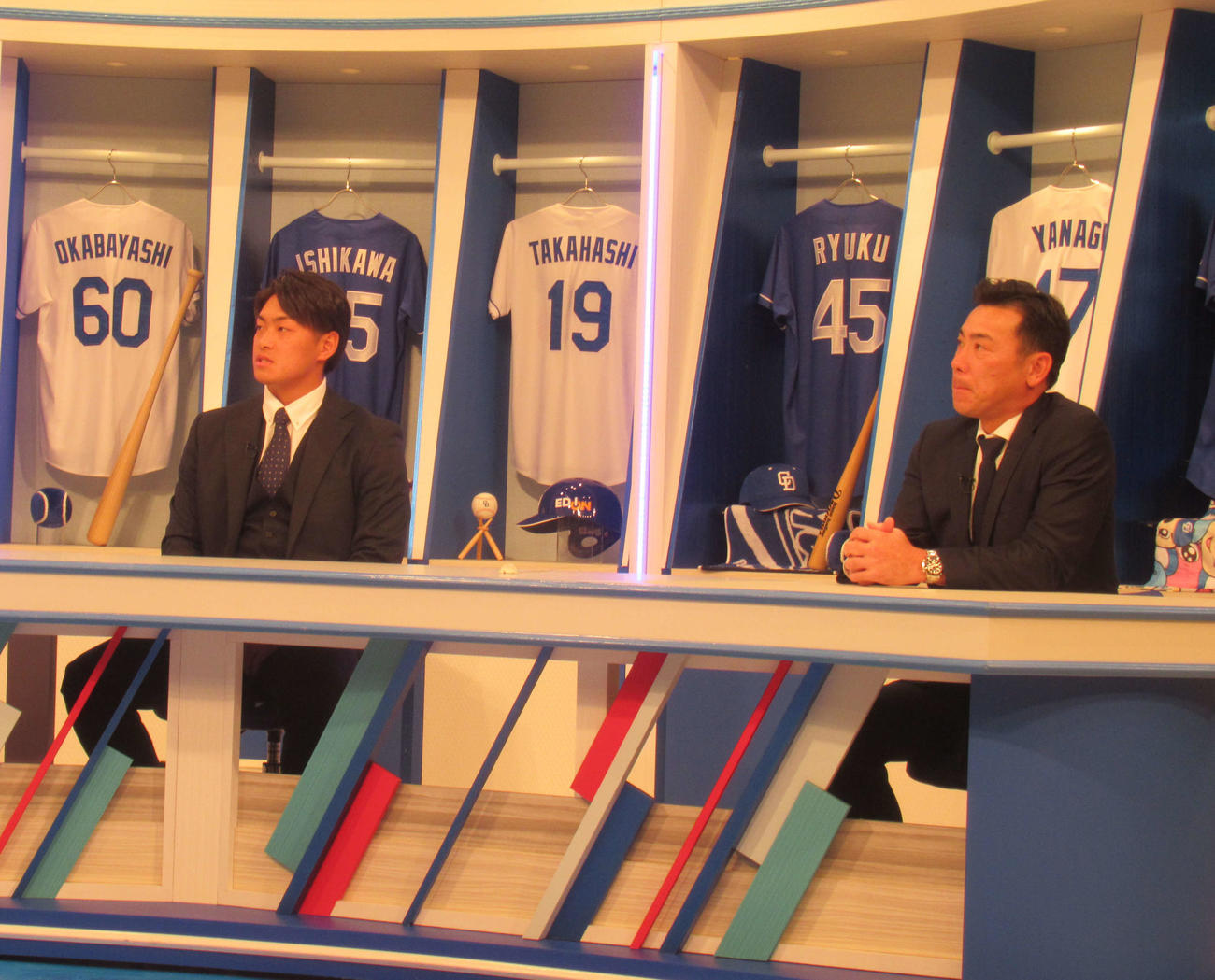 CBCテレビ「サンデードラゴンズ」に生出演するドラフト2位津田（左）右は前中日コーチ荒木氏