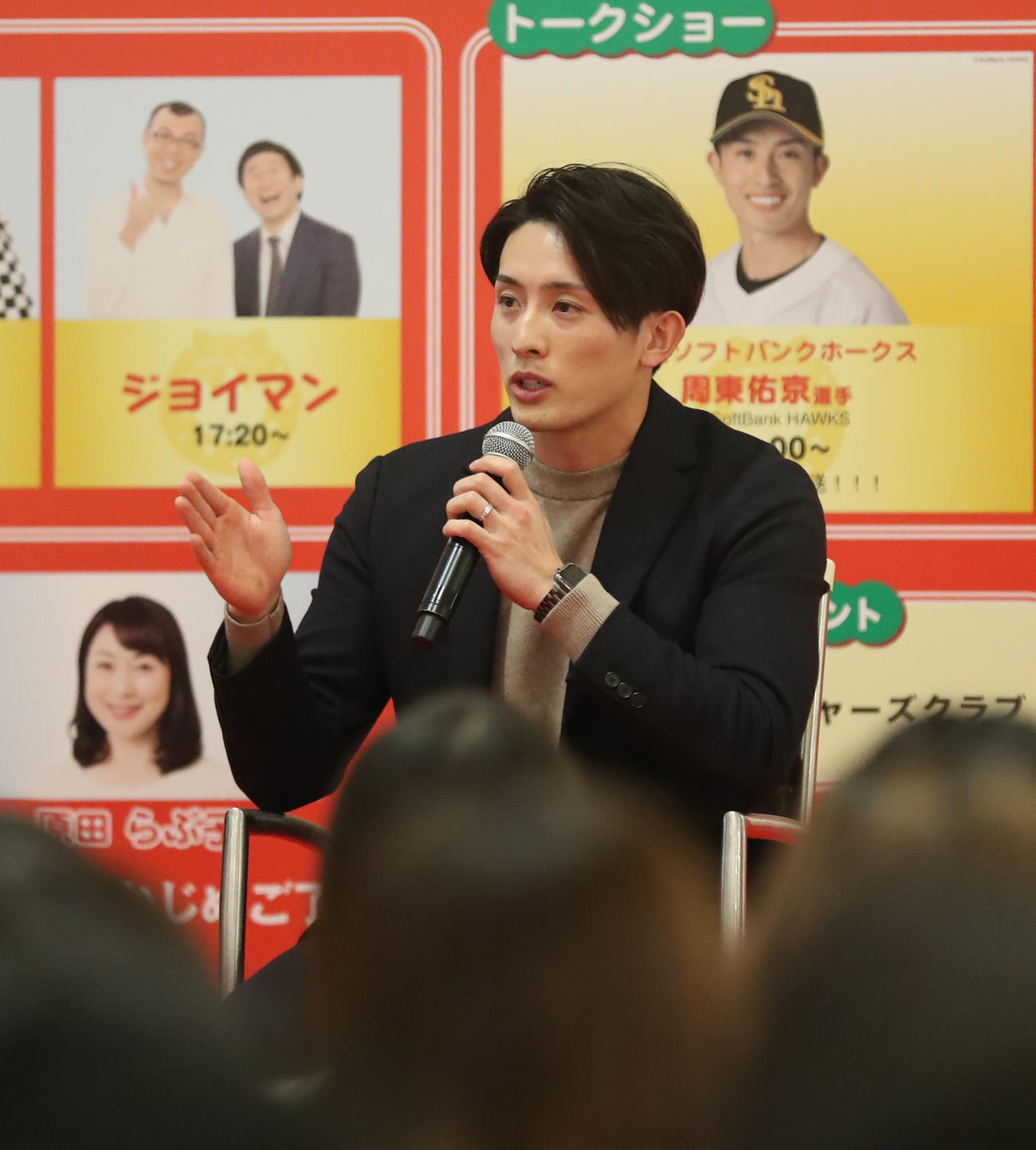 KBCラジオ・チャリティ・ミュージックソンのトークショーで質問に答える周東（撮影・冨田成美）