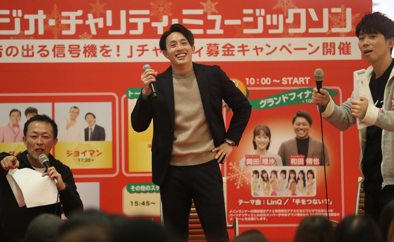 トークショーでゲームを楽しむソフトバンク周東（中央）（撮影・冨田成美）