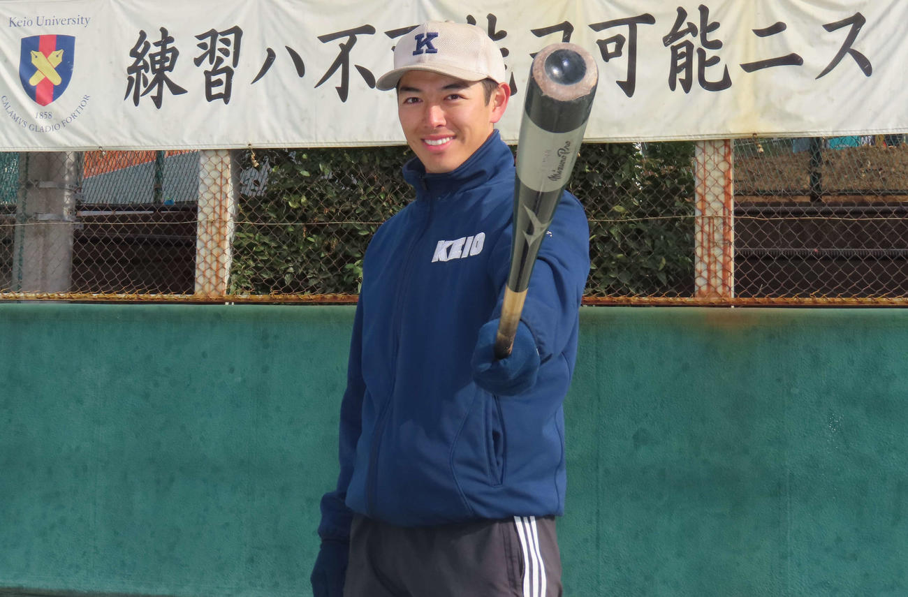 年内最後の練習を終え、笑顔でバットを掲げる慶大・清原（撮影・佐瀬百合子）