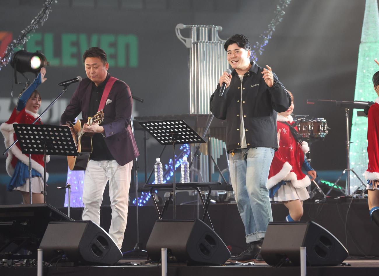 エスコンフィールド北海道で開催されたクリスマス音楽祭で熱唱する清宮（右）と元日本ハム岩本氏（撮影・黒川智章）