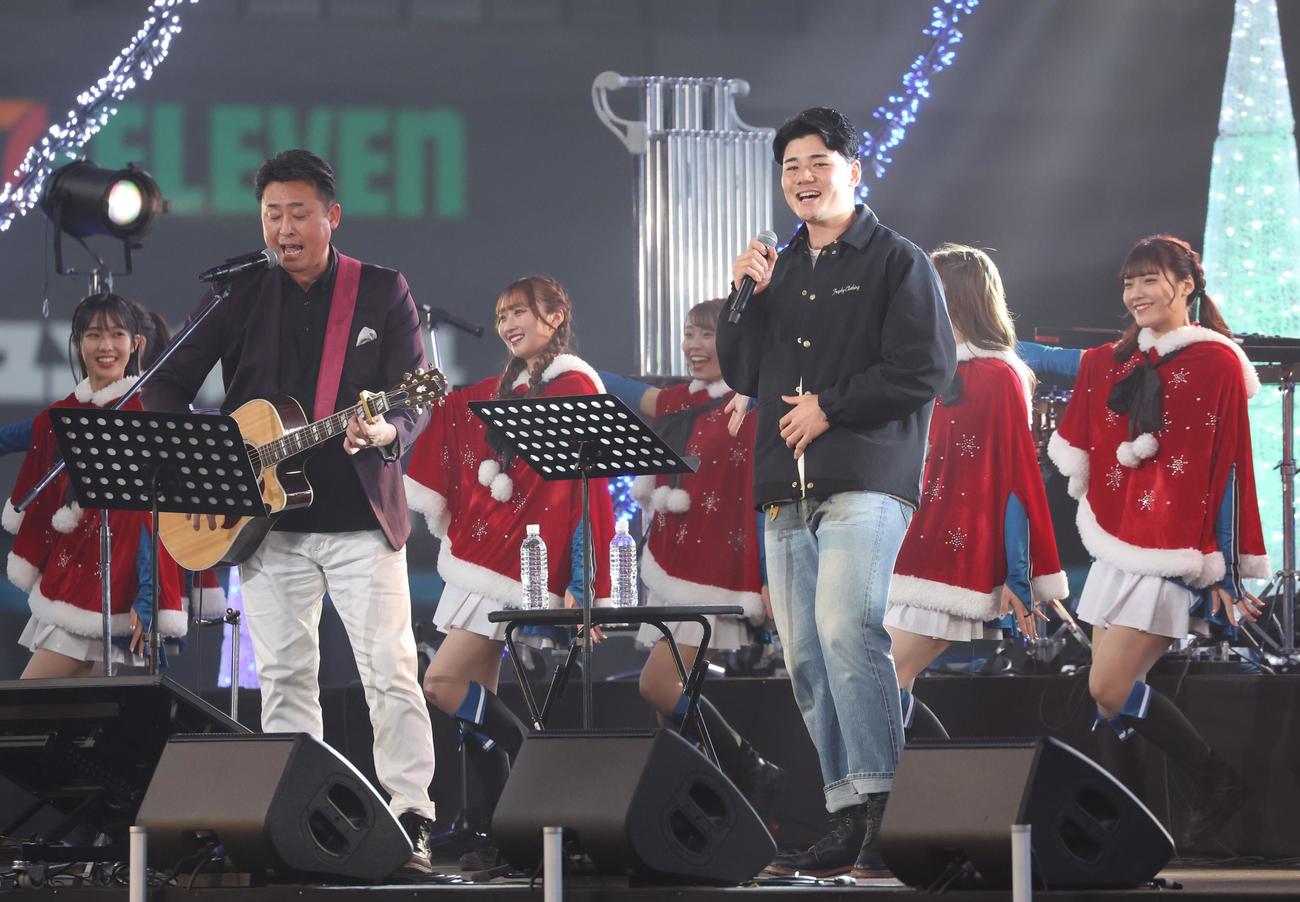 エスコンフィールド北海道で開催されたクリスマス音楽祭で熱唱する清宮（右）と元日本ハム岩本氏（撮影・黒川智章）