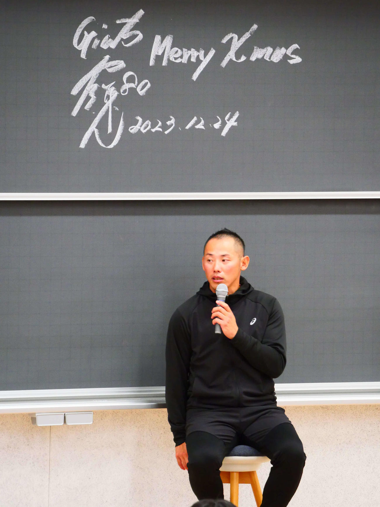 壇上でトークをする巨人矢野打撃コーチ（撮影・上田悠太）
