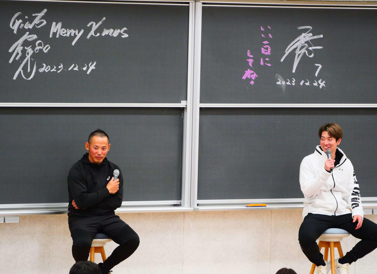 トークイベントで笑顔を見せる巨人矢野謙次打撃コーチ（左）と日本ハム松本（撮影・上田悠太）