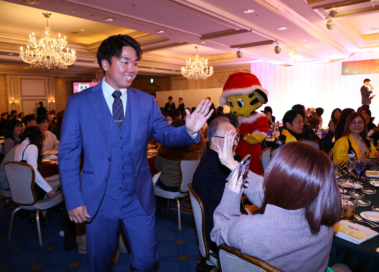 ファンクラブイベントの「クリスマスパーティー」で、ファンとハイタッチをする阪神村上（撮影・藤尾明華）
