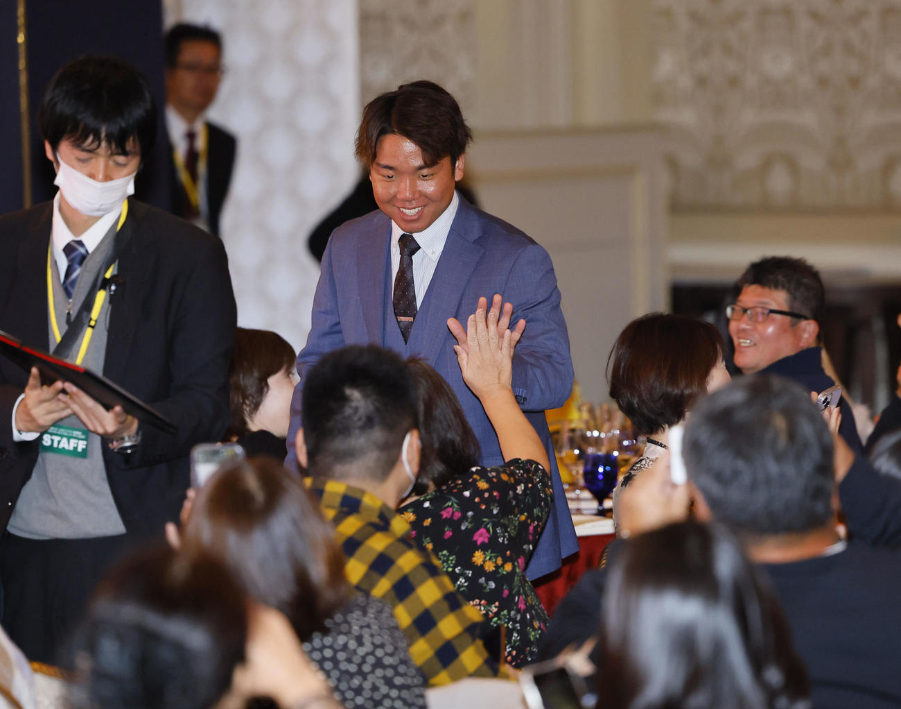 ファンクラブイベントの「クリスマスパーティー」で、ファンとハイタッチをする阪神村上（撮影・藤尾明華）